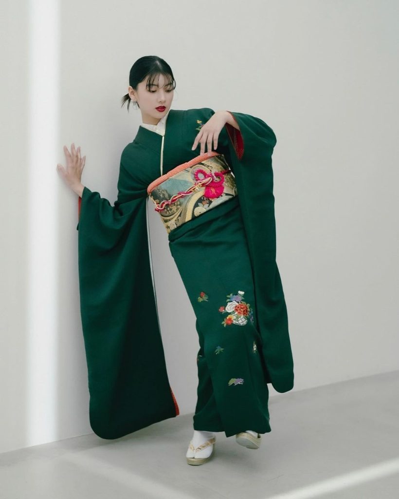 Hitomi mengenakan kimono