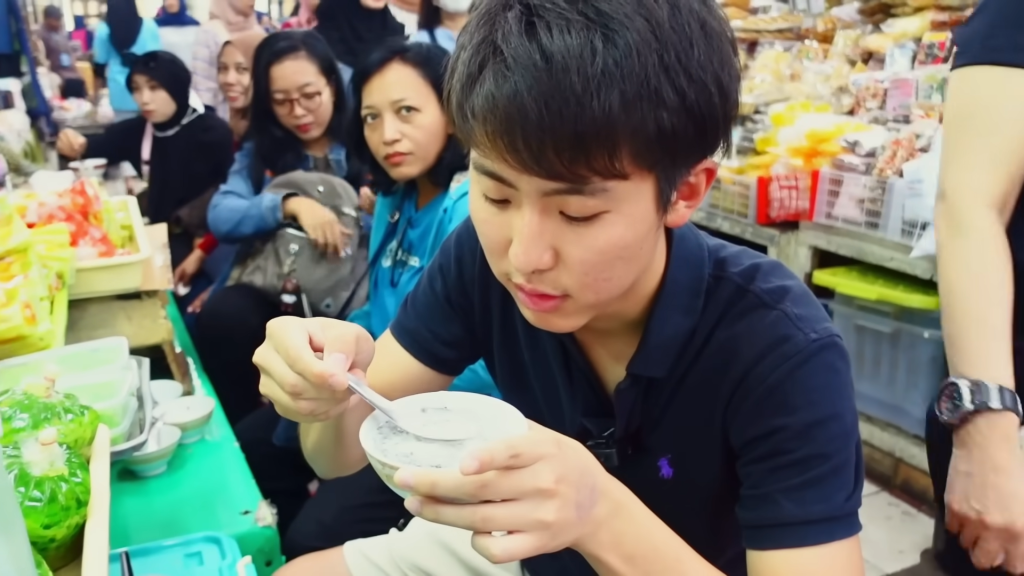 Tomohiro Yamashita mencoba es dawet di Pasar Gedhe Solo