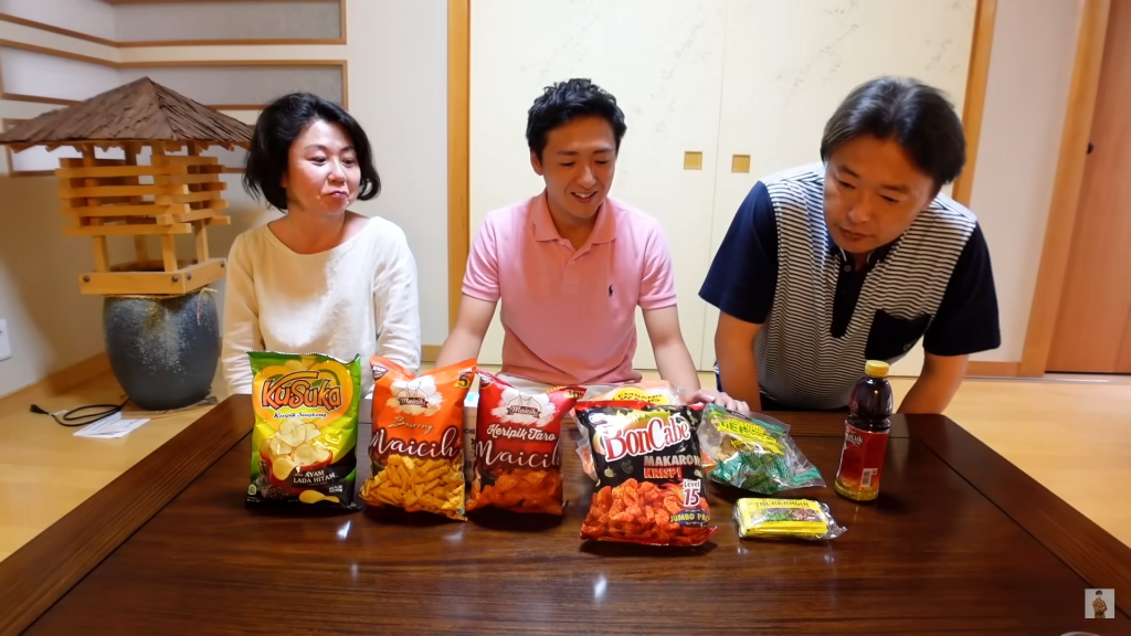 Yusuke Sakazaki mengenalkan mie instan dan snack ringan Indonesia ke orang tuanya
