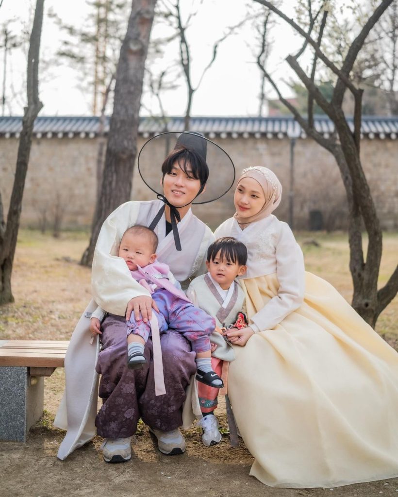 Na Daehoon, Julia, Junho, dan Eunho berfoto mengenakan hanbok, pakaian tradisional Korea