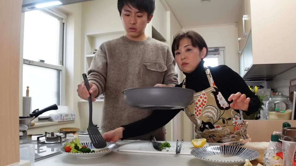 Tomohiro masak bareng Mama