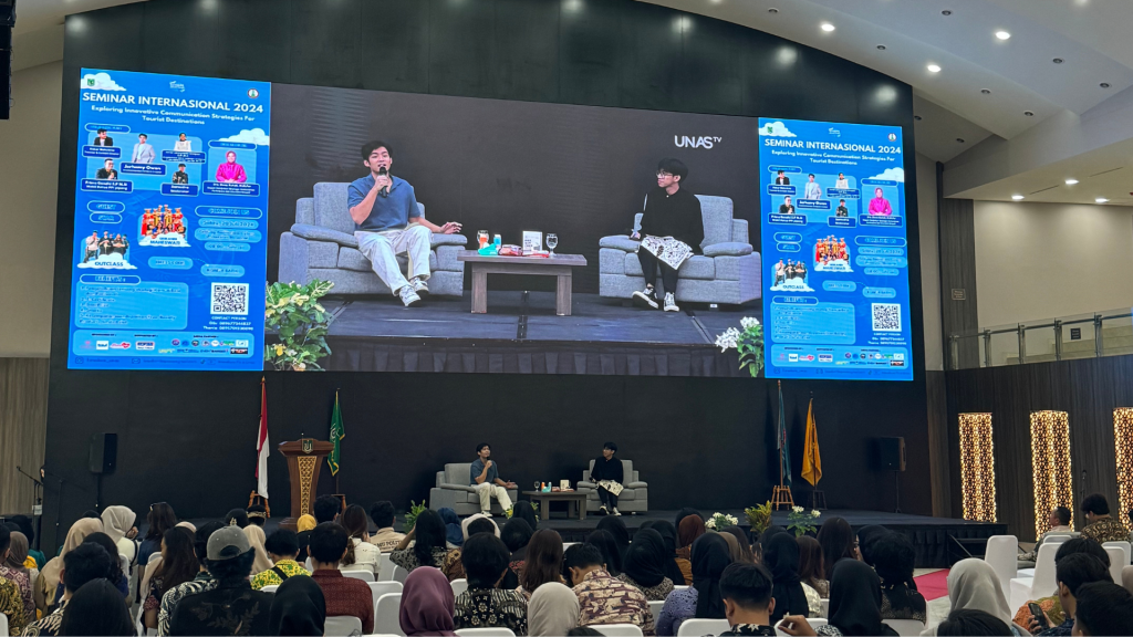 Owen menjadi pembicara di acara Seminar Universitas Nasional membicarakan pariwisata dan lingkungan